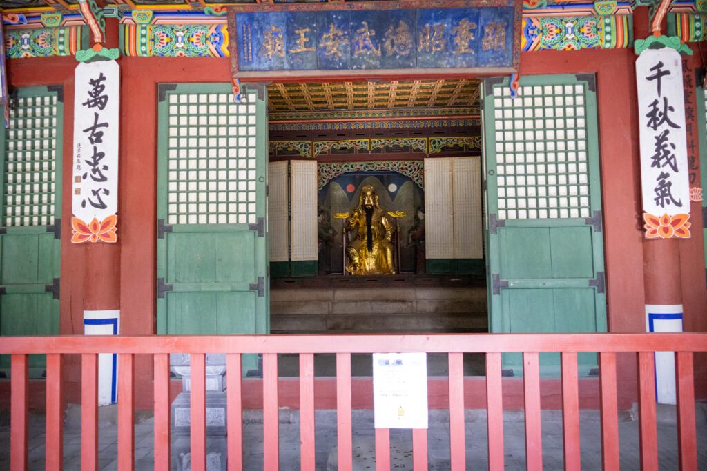 Statue of Guan Yu in Dongmyo